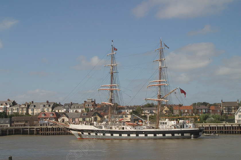 RM-015 
 Prince William leaving Great Yarmouth 
 Keywords: Prince William Sailing ship Great Yarmouth River Bure sails Training Ship Ships boats sea