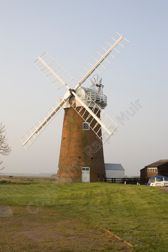 RM-0033 
 Horsey Mill at sunrise 
 Keywords: windmill norfolk sunrise