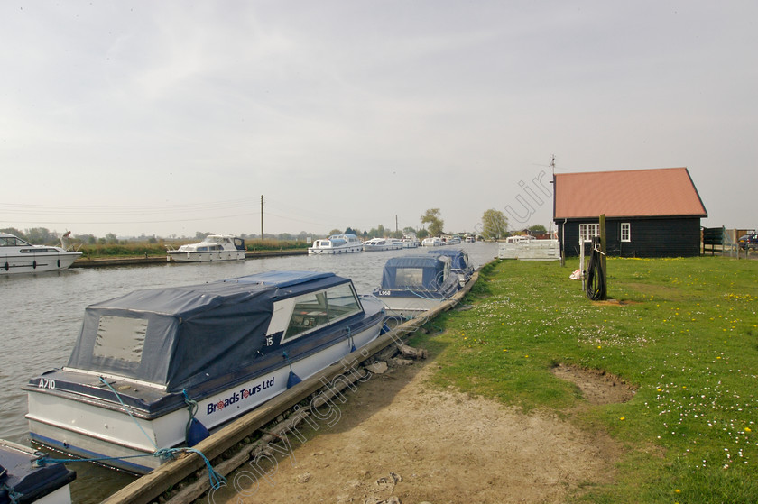 RM-0123 
 Potter Heigham Norfolk Broads 
 Keywords: boats Norfolk Broads Potter Heigham river UK